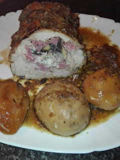 Una foto de Pechuga de pavo campero relleno de longaniza fresca y beicon