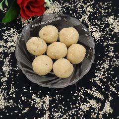 A picture of Healthy Laddoo (Til K Ladoo).