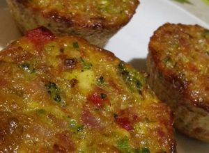 Una foto de Muffins salados de vegetales, jamón y queso