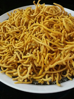 મેથી ના તીખા ગાંઠિયા(methi na tikha gathiya in gujarati) રેસીપી મુખ્ય ફોટો