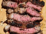 Una foto de bistec de res con vegetales