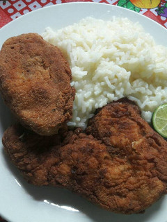 Una foto de Milanesas de pescado con arroz quesú (*queso)!