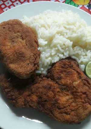 Una foto de Milanesas de pescado con arroz quesú (*queso)!
