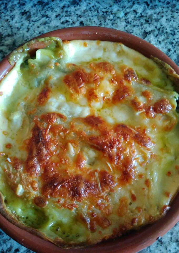 Una foto de Canelones de espinacas, piñones y pasas
