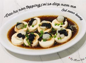 Hình của món Đậu hủ non hấp nước tương nhồi còi sò điệp topping nấm hương đen.