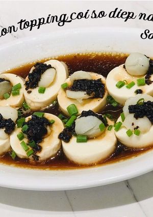 Hình của món Đậu hủ non hấp nước tương nhồi còi sò điệp topping nấm hương đen.