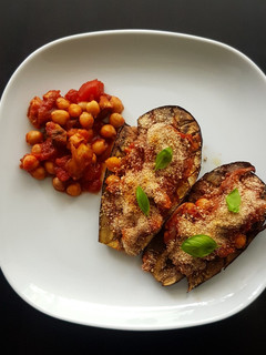 Une photo de Aubergines farcies aux pois chiches et à la tomate (vegane)