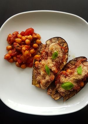 Une photo de Aubergines farcies aux pois chiches et à la tomate (vegane)