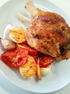 Una foto de Codillo de cerdo con verduras asadas