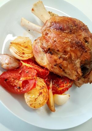 Una foto de Codillo de cerdo con verduras asadas