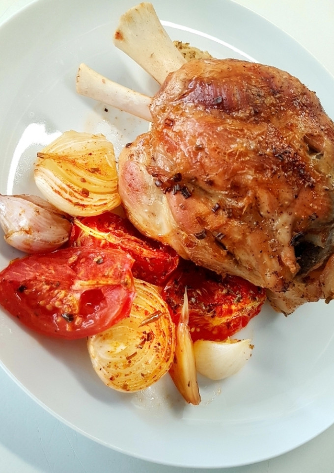 Una foto de Codillo de cerdo con verduras asadas