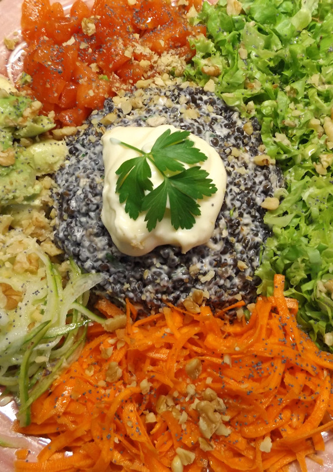 Una foto de Ensalada de lentejas caviar con mayonesa de lima