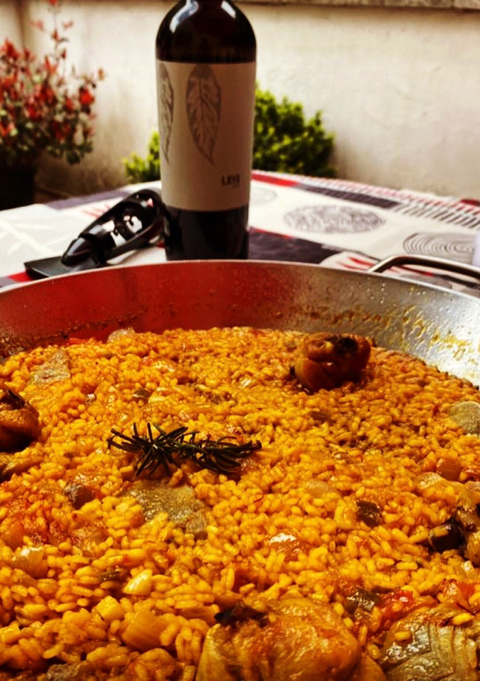 Una foto de Arroz con pollo y alcachofas y un toque de romero