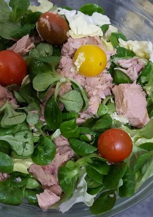 Una foto de Ensalada de rúcula y canónigo lechugas