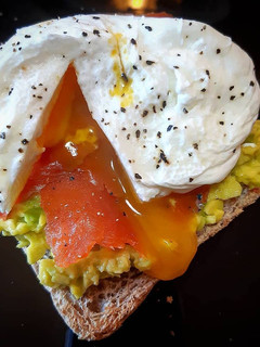 Foto di Combo perfetta: salmone, avocado e uovo