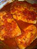 Pescado dorado en salsa roja