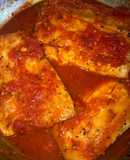 Pescado dorado en salsa roja