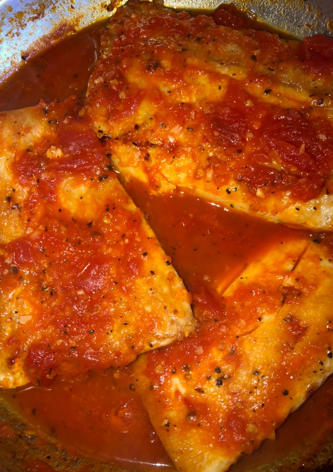 Una foto de Pescado dorado en salsa roja