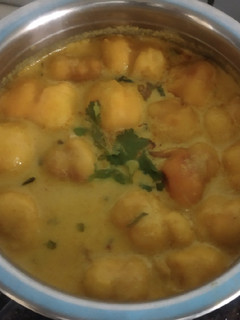 પકોડા કઢ઼ી (Pakoda Kadhi Recipe in Gujarati) રેસીપી મુખ્ય ફોટો