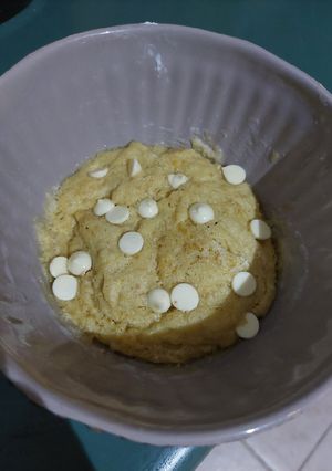 Una foto de Mug cake de chips de chocolate blanco