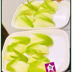 A picture of Bunny- shaped green apple wedges.