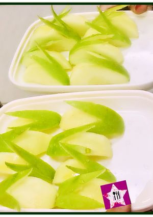 A picture of Bunny- shaped green apple wedges.