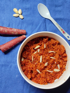 ગોળ વાળો ગાજર નો હલવો (Jaggery Carrot Halwa Recipe In Gujarati) રેસીપી મુખ્ય ફોટો