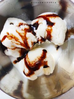 वनीला आइसक्रीम (Vanilla ice cream with hot chocolate recipe in Hindi) रेसिपी मुख्य फोटो