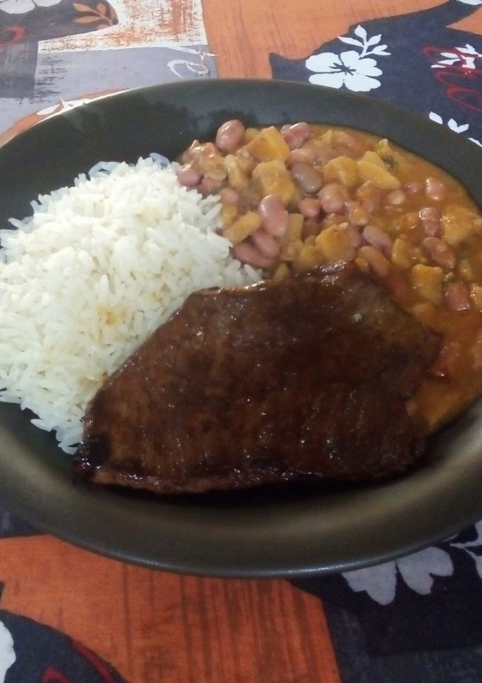 Una foto de Arroz con Menestra de fréjol y Carne Frita 🍛