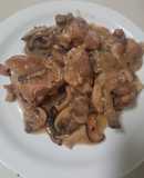 Pollo con setas en salsa