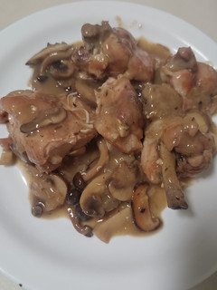 Una foto de Pollo con setas en salsa