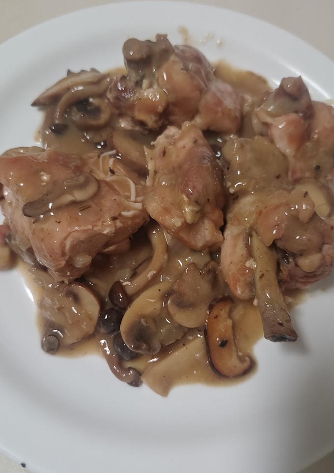 Una foto de Pollo con setas en salsa