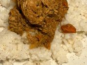 Una foto di petto di pollo e curcuma