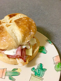 Una foto de Club Burguer de pollo, bacon y salsa Ranch 🍔