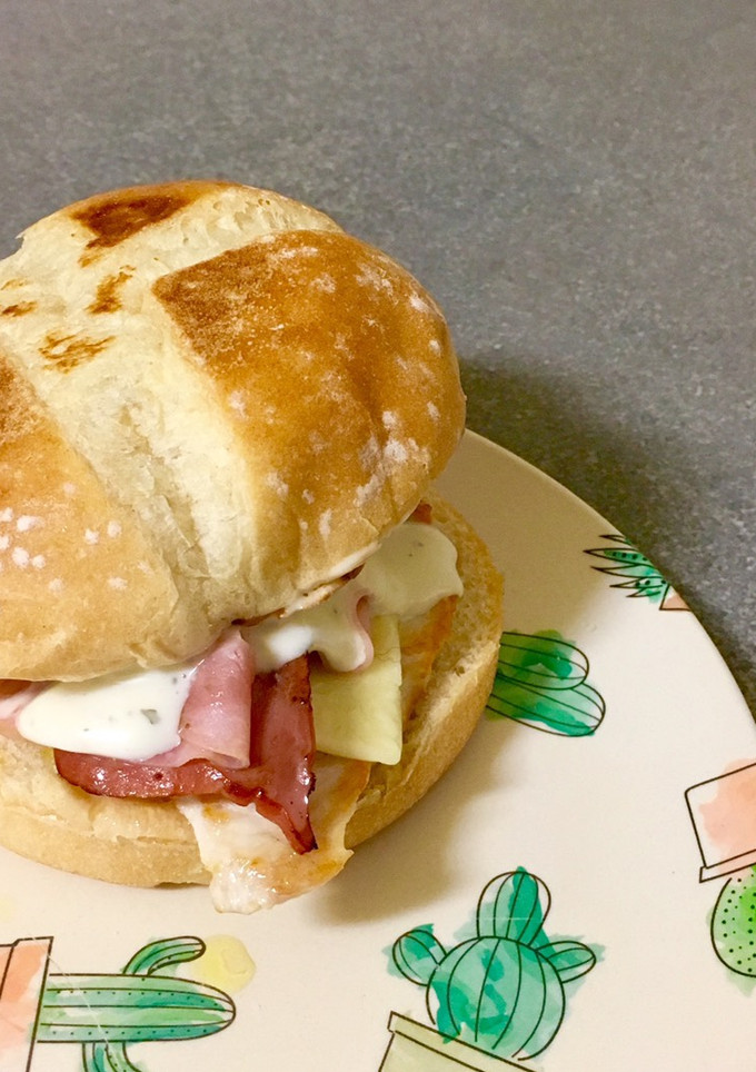 Una foto de Club Burguer de pollo, bacon y salsa Ranch 🍔