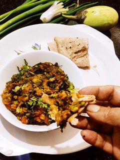 गावाकडचे हिरव्या वांग्याचे स्वादिष्ट भरीत (Hirvya Vangyache Bharit Recipe In Marathi) रेसिपी चे मुख्य फोटो