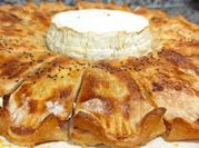 Una foto de hojaldre relleno de camembert