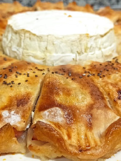 Una foto de Girasol 🌻de hojaldre y queso Camembert 🧀
