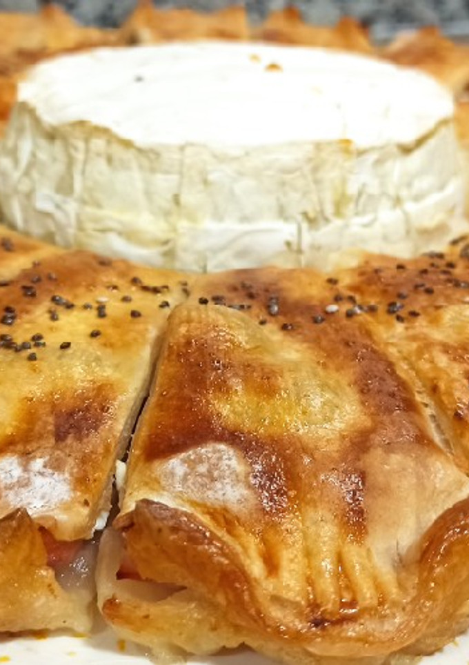 Una foto de Girasol 🌻de hojaldre y queso Camembert 🧀