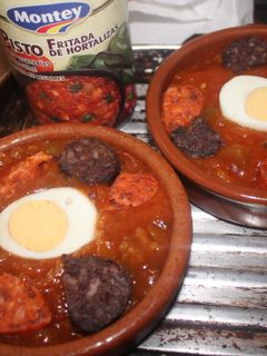 Una foto de Cazuelita de chorizo y morcilla