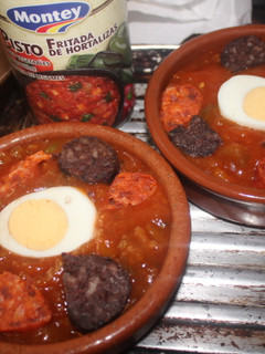 Una foto de Cazuelita de chorizo y morcilla