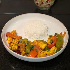 A picture of Paneer Jalfrezi with steamed white rice.