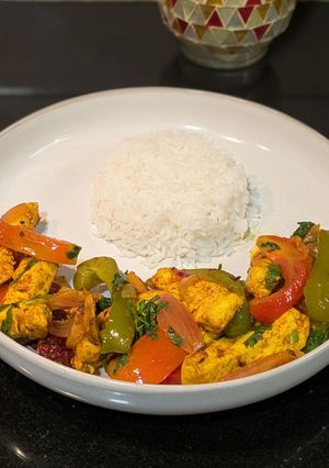 A picture of Paneer Jalfrezi with steamed white rice.