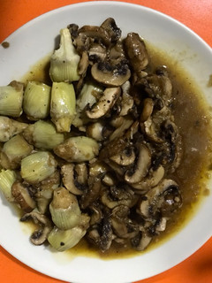 Una foto de Alcachofas con champiñones al ajillo
