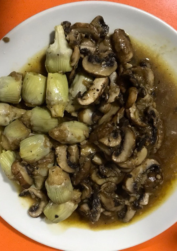 Una foto de Alcachofas con champiñones al ajillo
