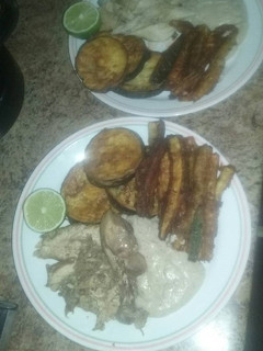 Una foto de Vegetales empanados con pollo y salsa Bechamel 🍆🍗😋