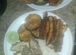 Una foto de Vegetales empanados con pollo y salsa Bechamel 🍆🍗😋