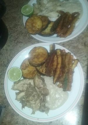 Una foto de Vegetales empanados con pollo y salsa Bechamel 🍆🍗😋