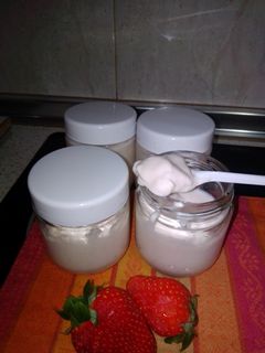 Una foto de Yogur griego sabor fresa en yogurtera