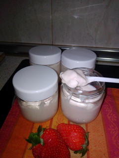 Una foto de Yogur griego sabor fresa en yogurtera